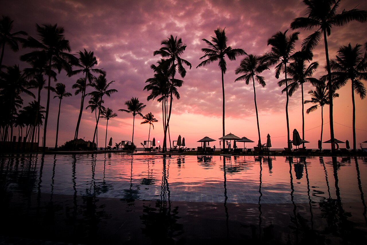 tropical beach resort (foto: Recal Media recalmedia / CC0, Wikimedia Commons)