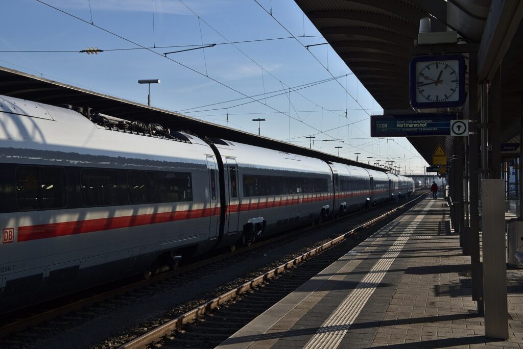 Rame à grande vitesse à quai dans une gare avec des voyageurs et leurs bagages