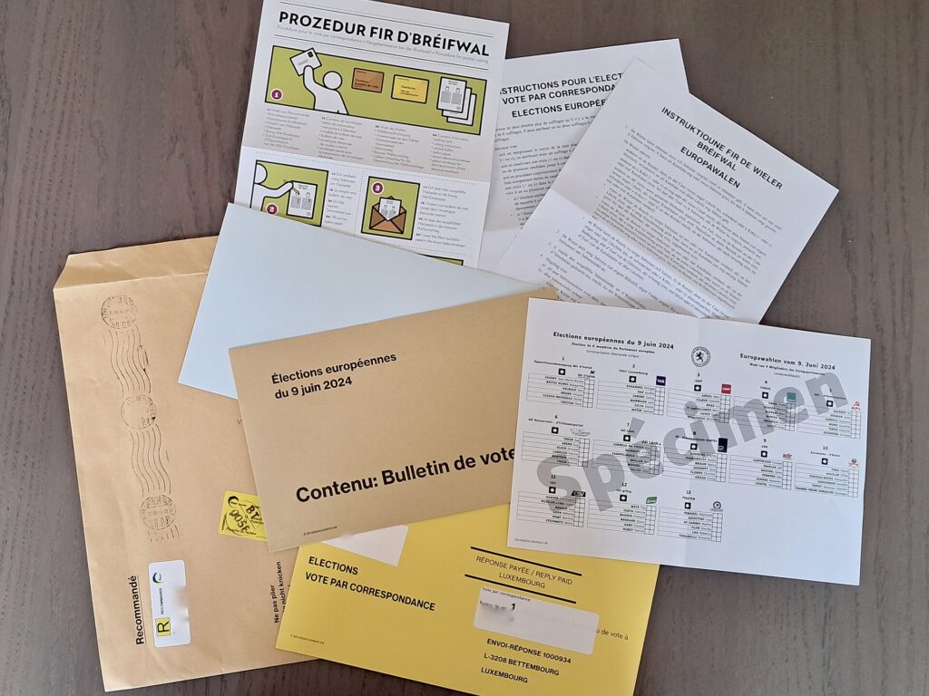 Feuilles imprimées empilées sur un bureau, stylo posé en travers et lunettes de lecture