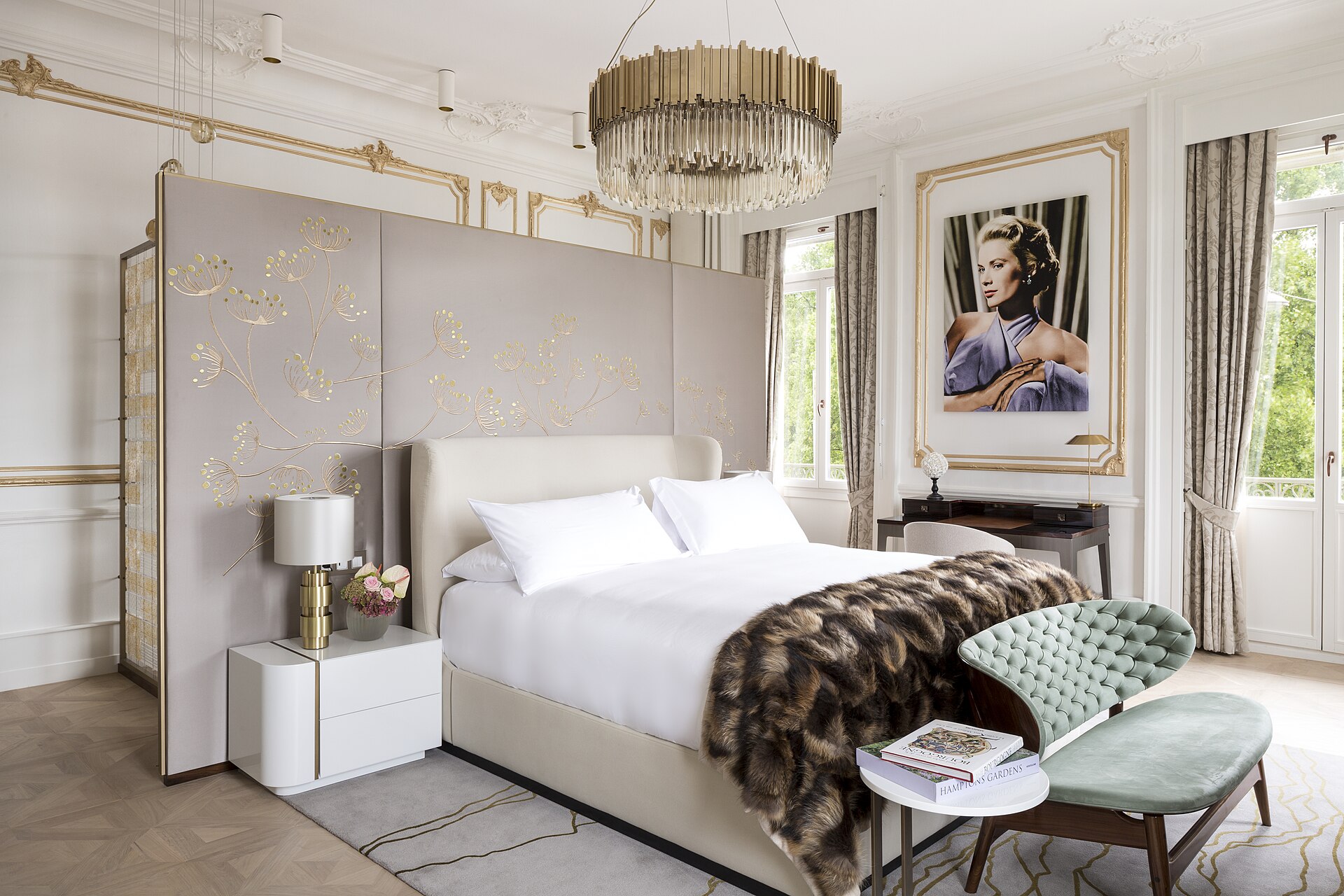 Chambre d'hôtel avec lit fait au carré, fauteuil en tissu et grande fenêtre donnant sur la ville