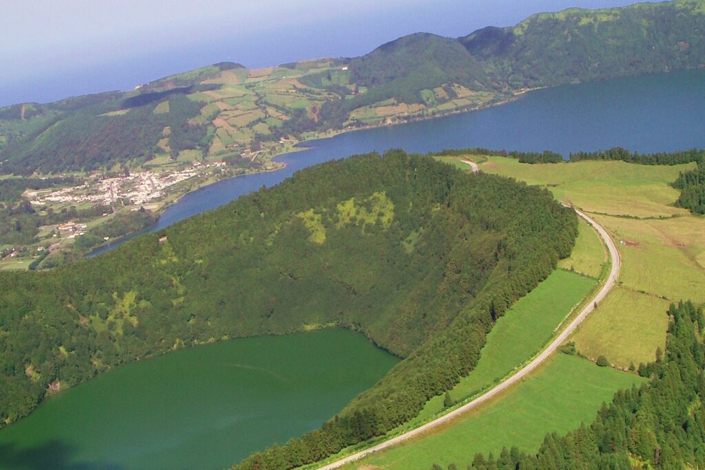 Lacs de crat&egrave;re aux eaux vertes et bleues entour&eacute;s de versants couverts d'herbe