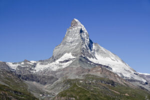 Sommet rocheux du Cervin dominant un village de montagne enneigé au lever du jour