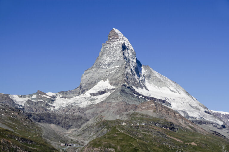 Sommet rocheux du Cervin dominant un village de montagne enneigé au lever du jour