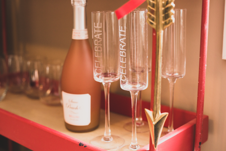 Contre-étiquette d'une bouteille de champagne portant un sigle et un numéro d'immatriculation