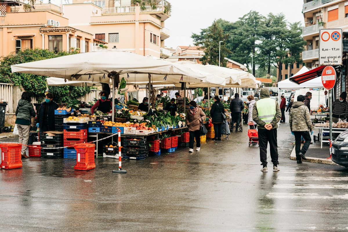 Exploration des marchés locaux avec un guide privé