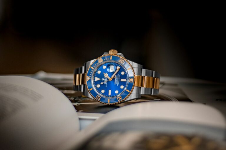 Sélections de bijoux et montres de luxe lors de voyages