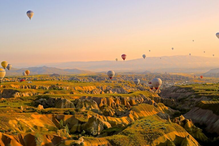 Voyages en montgolfière au-dessus de paysages incroyables