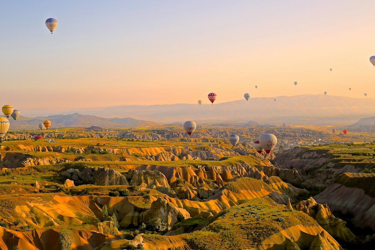Voyages en montgolfière au-dessus de paysages incroyables