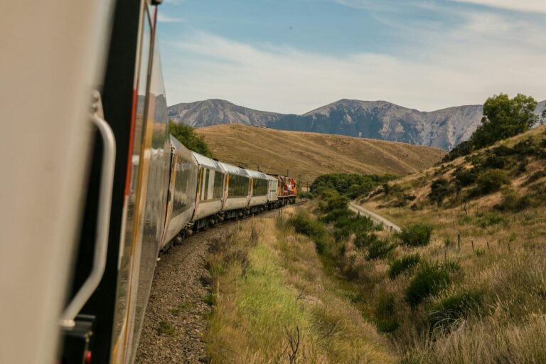 Voyages en train de luxe à travers des paysages enchanteurs