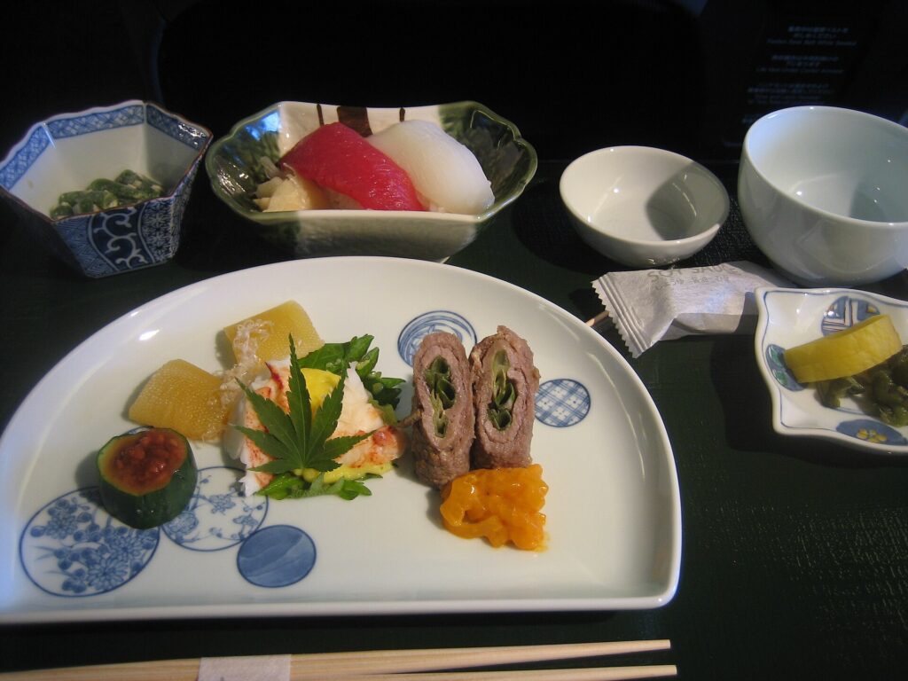 Plateau de petits plats japonais disposés dans des bols en céramique