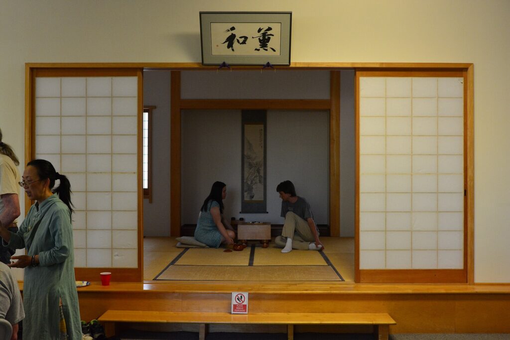 Chambre japonaise en tatami avec table basse et cloisons coulissantes en papier