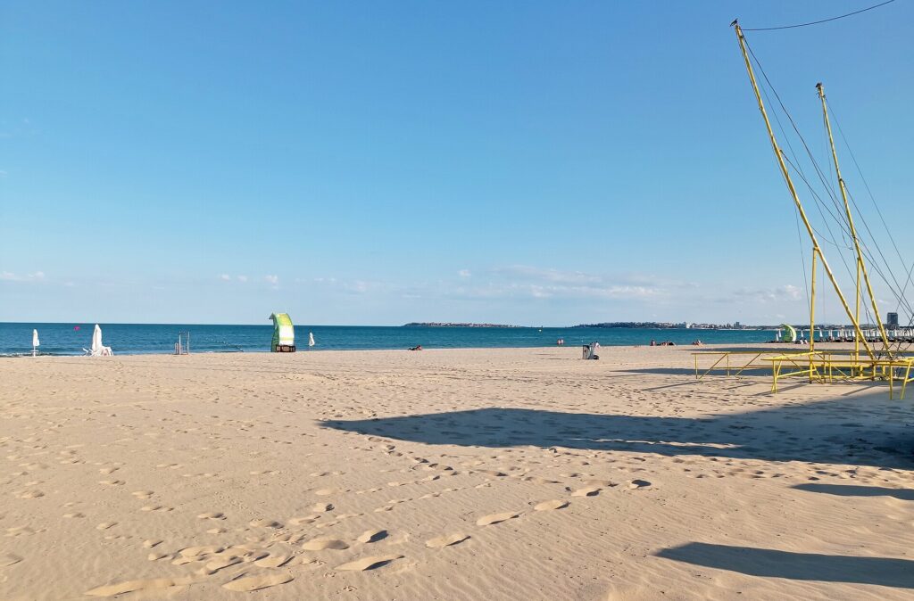 Plage méditerranéenne déserte en automne avec transats rangés le long du rivage