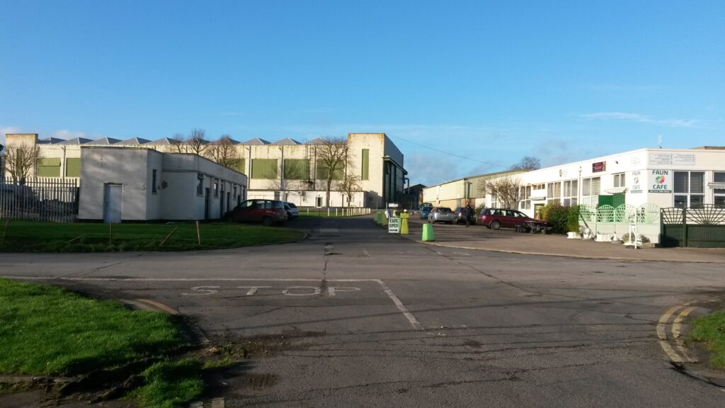 Jet d'affaires stationn&eacute; dans un hangar &eacute;clair&eacute; aux portes ouvertes