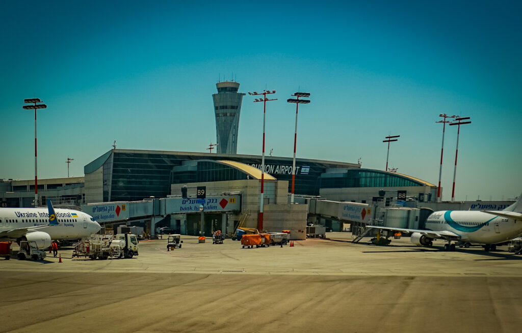 Aire de stationnement d'a&eacute;roport avec plusieurs appareils align&eacute;s devant un terminal
