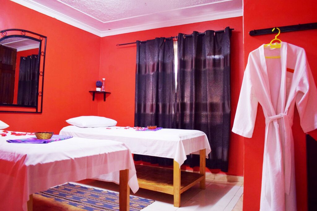Salle de repos &eacute;clair&eacute;e faiblement avec transats align&eacute;s et couvertures pli&eacute;es