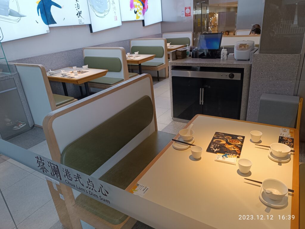 Table dress&eacute;e dans une salle de restaurant avec verres align&eacute;s et bougies