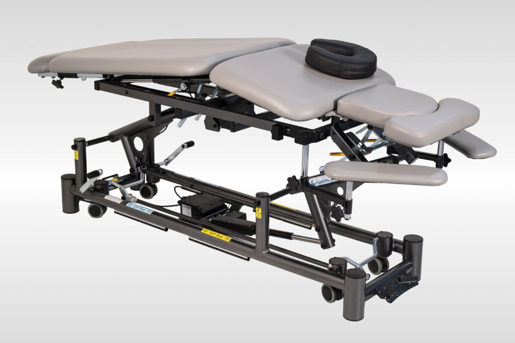 Table de soin préparée dans une cabine sobre avec serviettes pliées