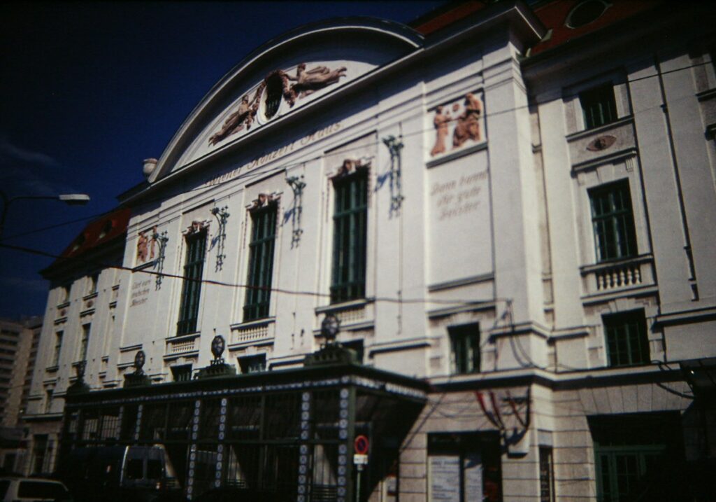 Salle de concert viennoise aux balcons dor&eacute;s vue depuis le parterre
