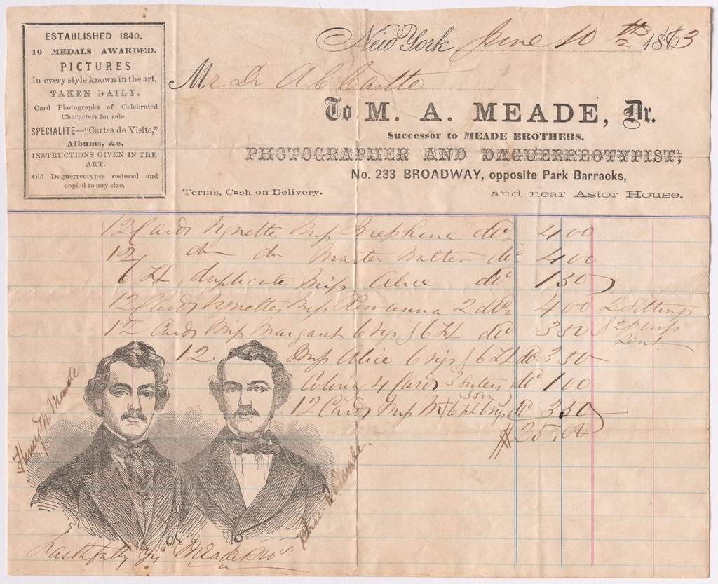 Documents chiffr&eacute;s et calculatrice pos&eacute;s sur un bureau &agrave; c&ocirc;t&eacute; d'un stylo