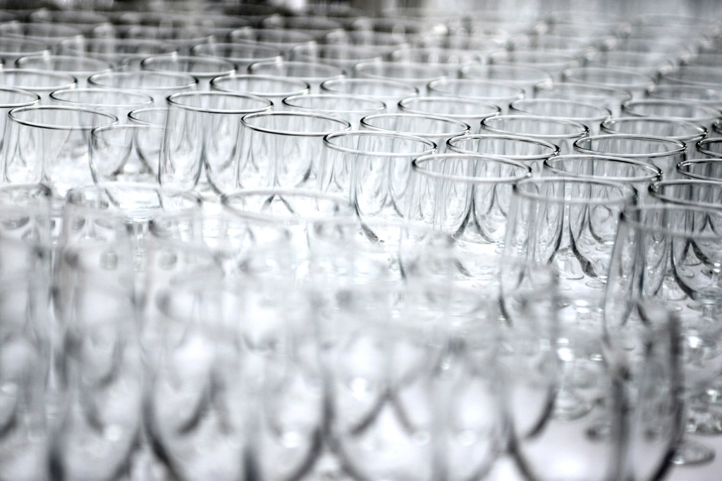 Alignement de verres &agrave; pied vides de tailles diff&eacute;rentes sur une table dress&eacute;e